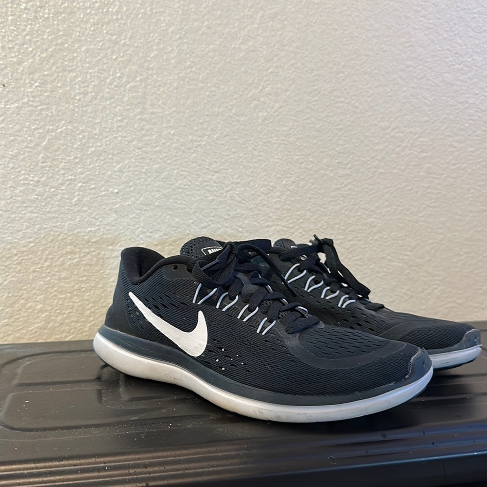 Women’s Nike flex 2017 run size 6